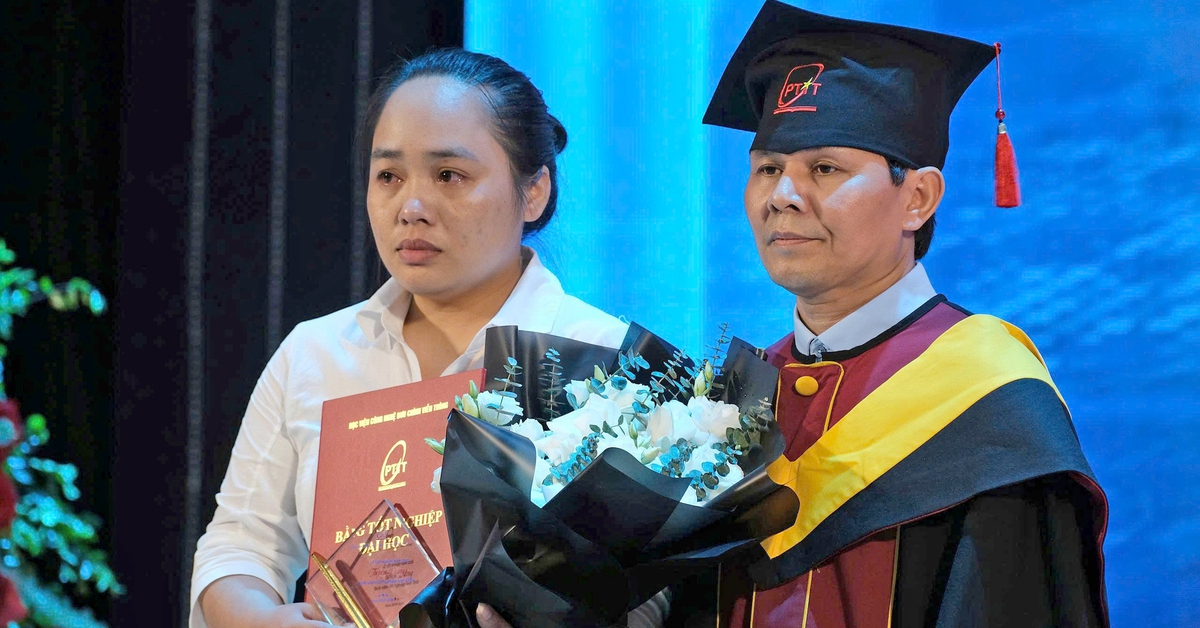 Xúc động khoảnh khắc trao bằng giỏi cho tân nữ kỹ sư mới qua đời vì tai nạn giao thông