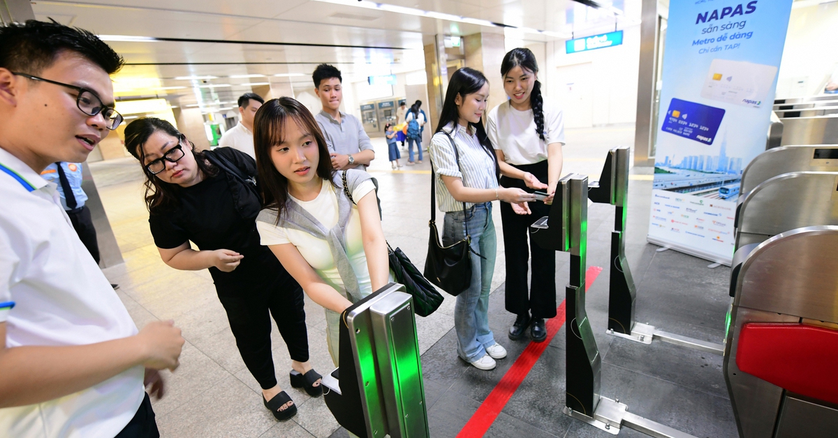 Người Việt bỏ ví, cầm điện thoại