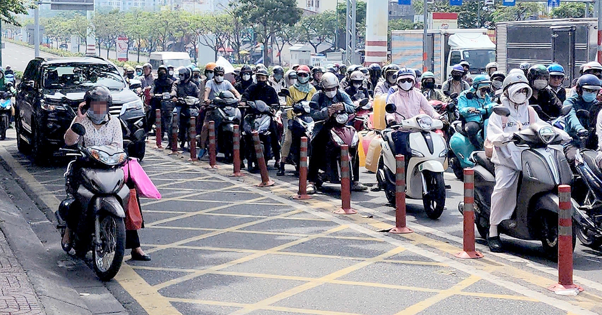 Vẫn dừng xe tại vạch mắt võng, có người dửng dưng khi được nhắc nhở