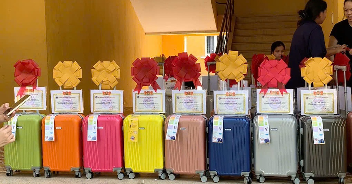 Học sinh giỏi, xuất sắc lớp 12 của một trường ở Quảng Nam được tặng vali du lịch