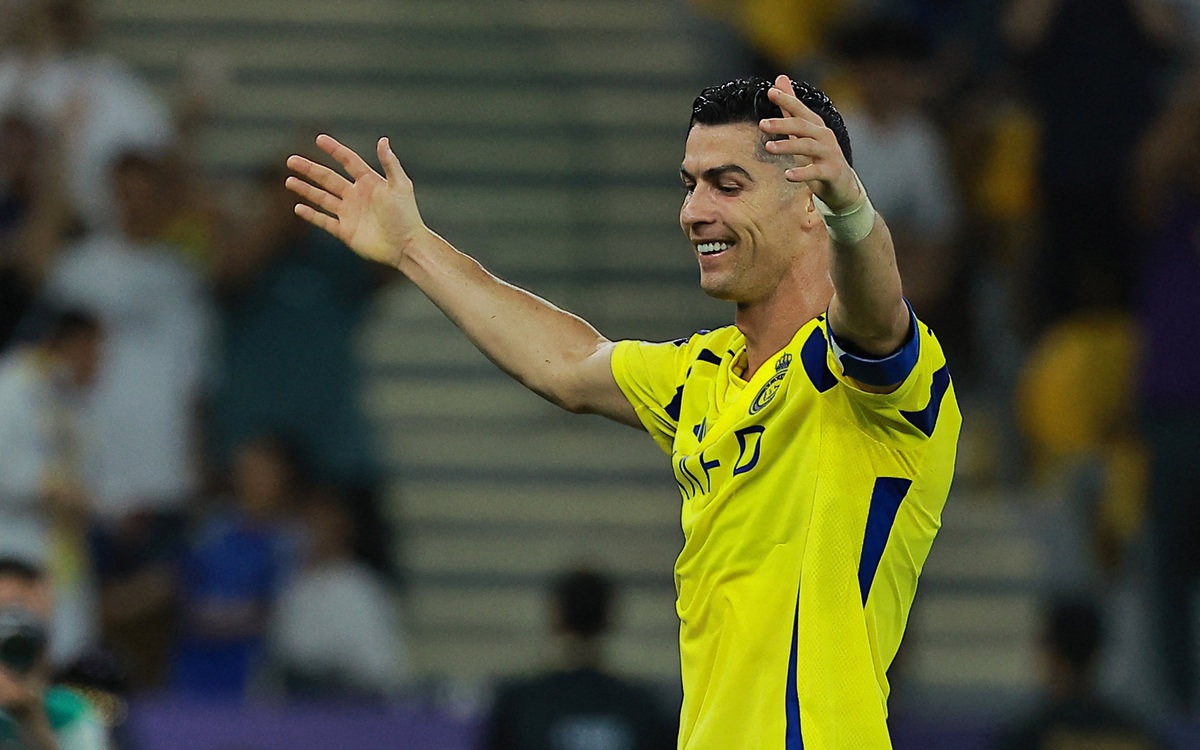 Chủ tịch FIFA tiết lộ Ronaldo có thể đối đầu Messi tại Club World Cup