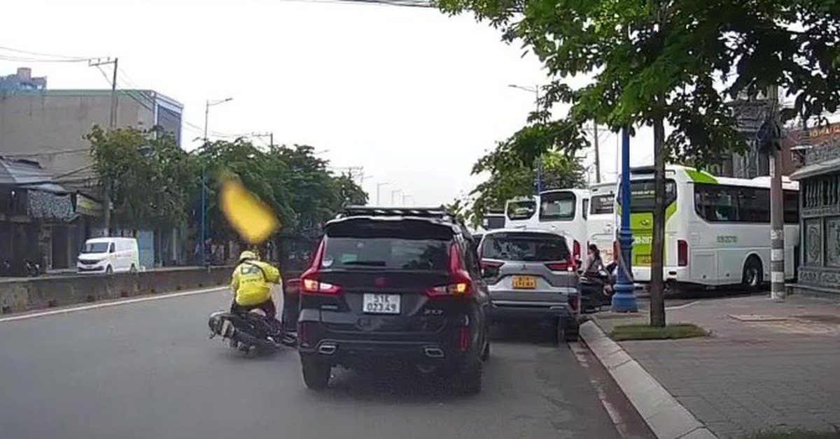 Bất Cẩn Mở Cửa Xe: Tài Xế Ô Tô Hất Ngã Xe Om Công Nghệ Ở Thủ Đức - Đoạn Mắc Cảnh Kinh Hoàng!