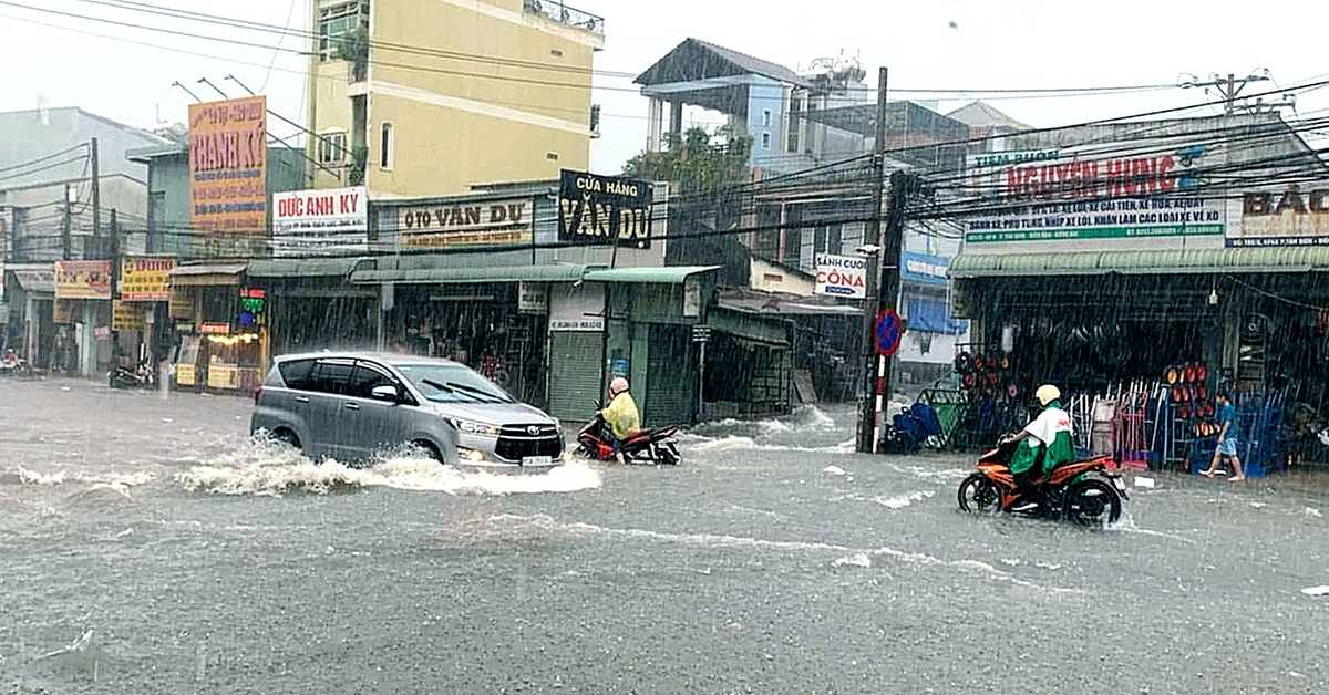 Mưa lớn ở Biên Hòa, bé gái 10 tuổi nghi bị cuốn trôi, cứu hộ đang khẩn trương tìm kiếm