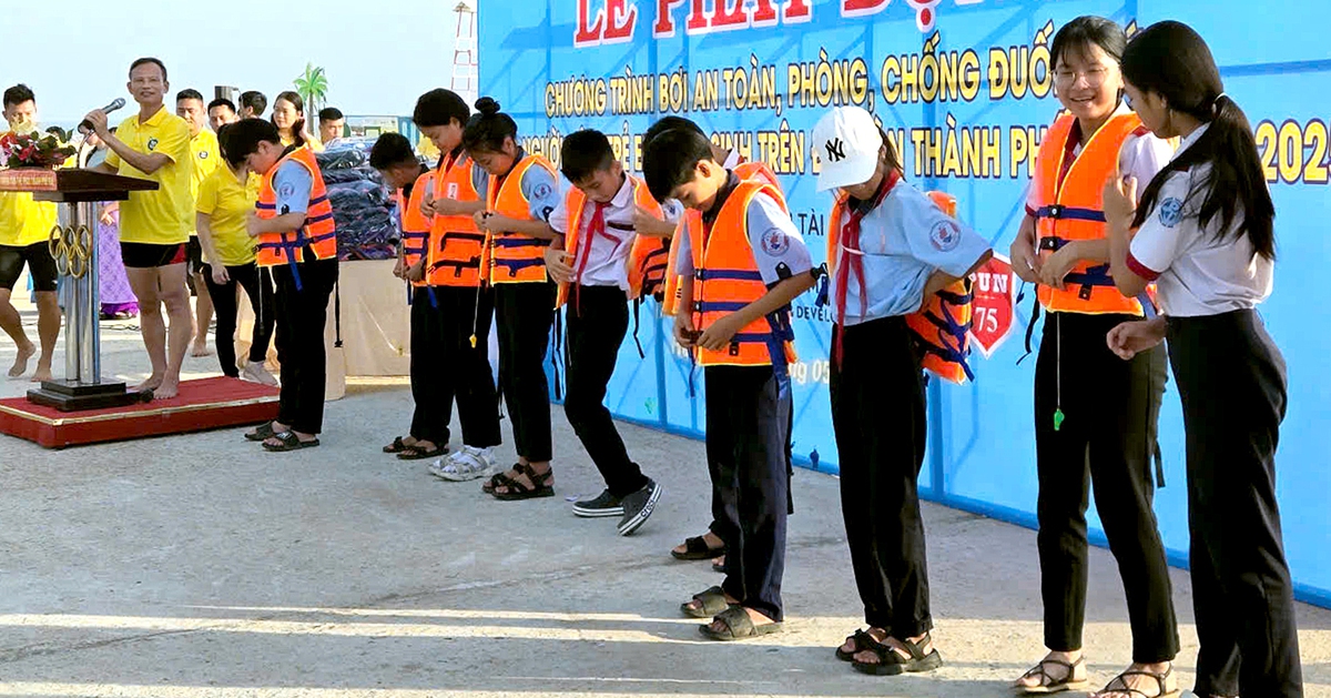 Huế tặng 2.000 áo phao để phòng chống đuối nước cho học sinh và người dân