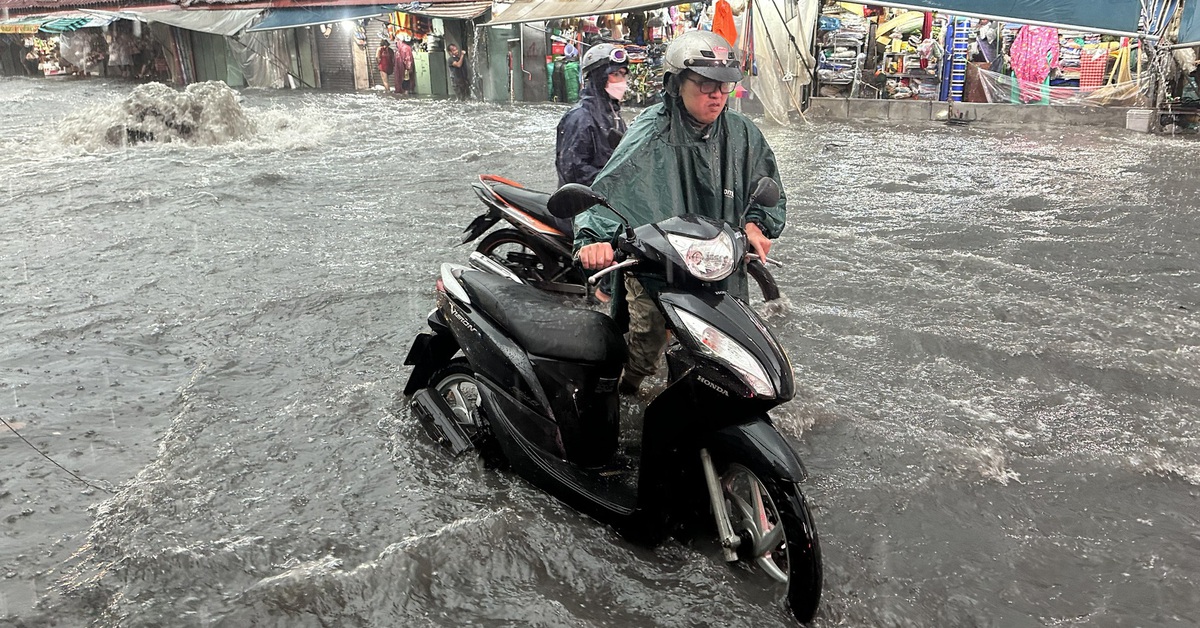 Mây ẩm đang theo gió từ biển vào, cảnh báo mưa dông ở Nam Bộ, TP.HCM