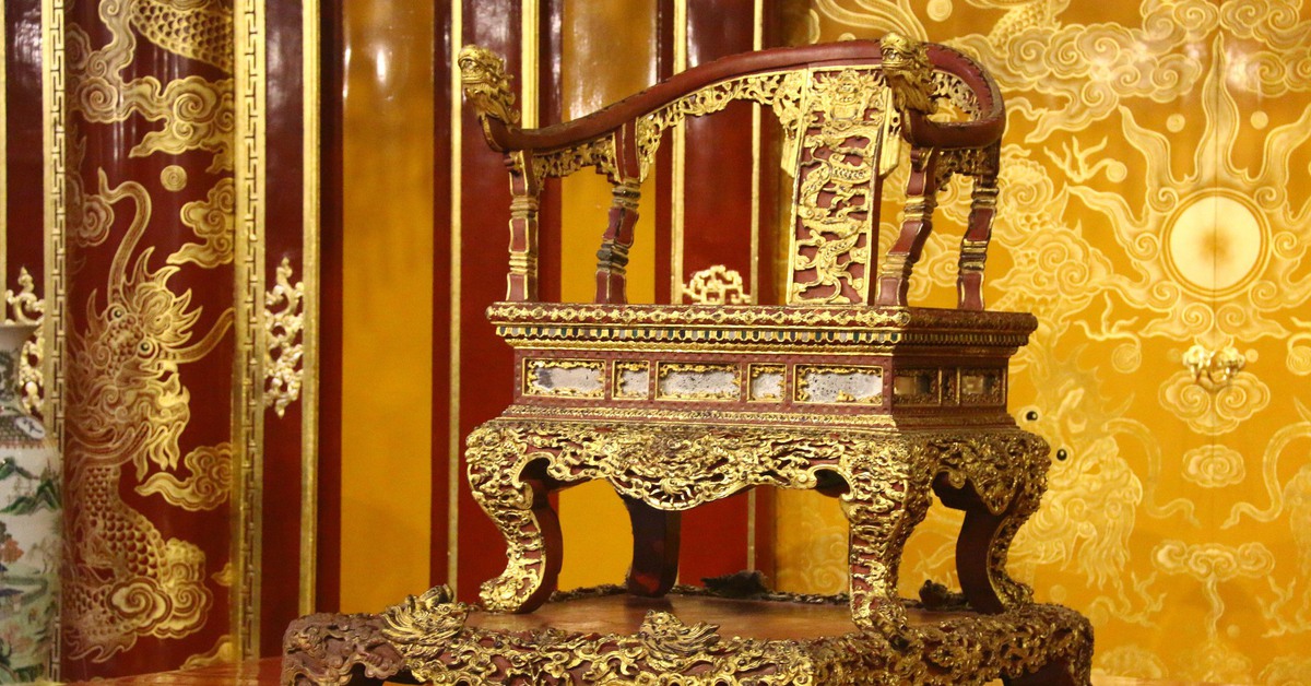 Ngai vàng triều Nguyễn bị du khách bẻ gãy: Sao bảo vật quốc gia mà quản lý lỏng lẻo vậy?