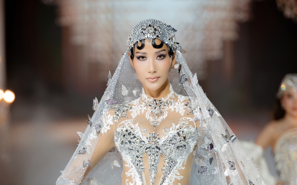 Hoàng Thùy đẹp tựa nữ thần trong thiết kế của Chung Thanh Phong