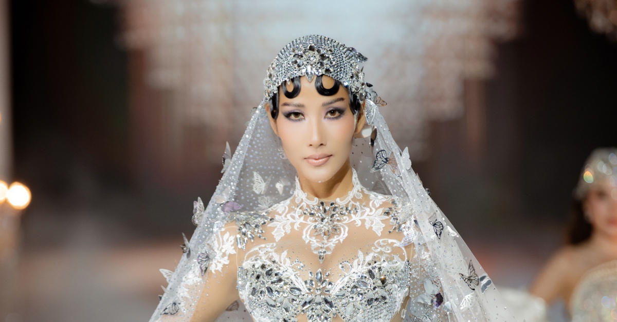 Hoàng Thùy đẹp tựa nữ thần trong thiết kế của Chung Thanh Phong