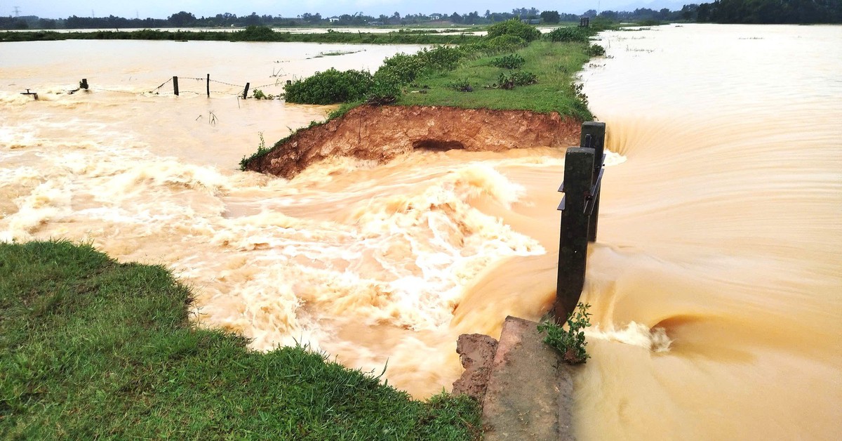 Nước lũ chảy về quá lớn làm vỡ một đoạn đập hồ chứa nước ở Hà Tĩnh