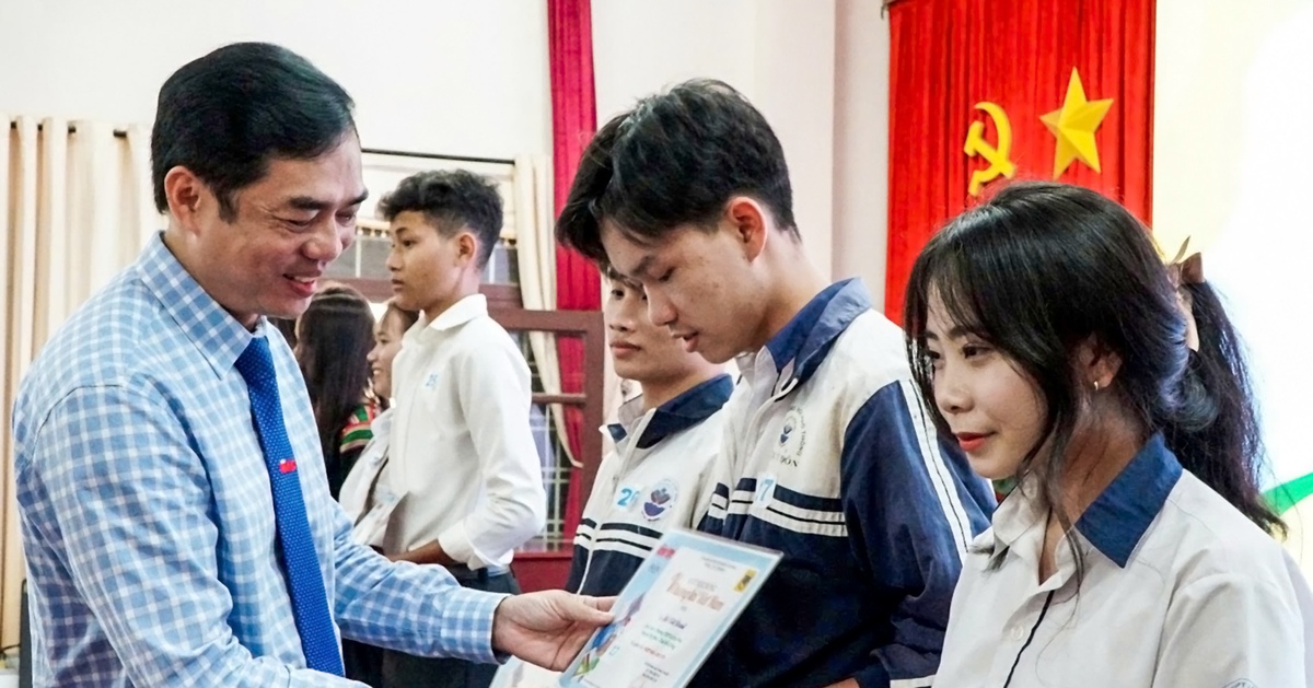 Mực Tím - Tuổi Trẻ tặng học bổng 'Vì tương lai Việt Nam' cho học sinh Đắk Nông vượt khó, học tốt