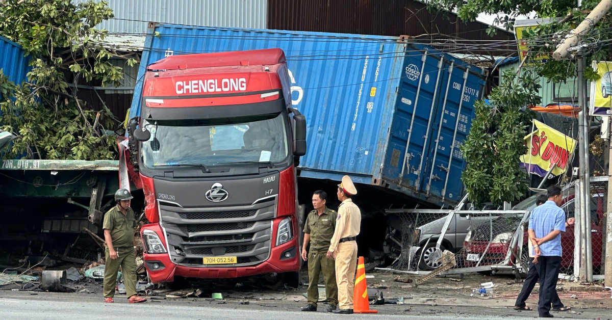 Cabin xe ben bị đè bẹp, thùng container đè trúng một ô tô sau tai nạn