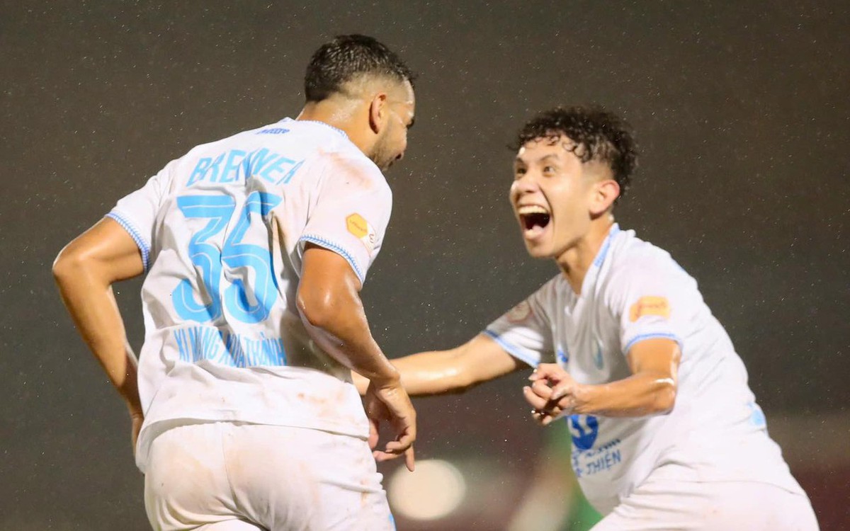 CLB Nam Định thắng SLNA 3-2 và chờ đăng quang