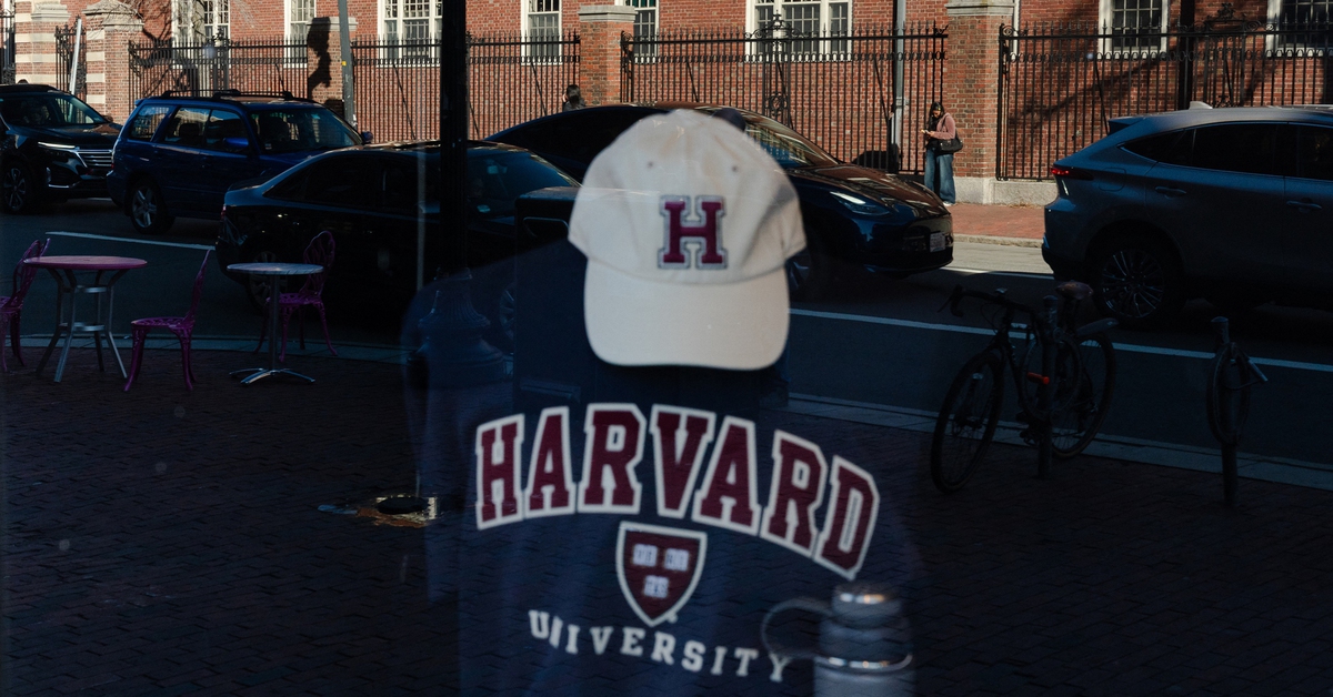 Ông Trump 'đánh' vào Harvard, kinh tế Mỹ bị vạ lây?
