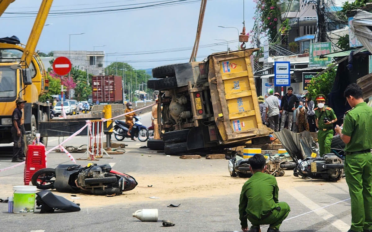 Tai nạn xe tải tông xe máy nằm la liệt: người tử vong là chủ tiệm tạp hóa