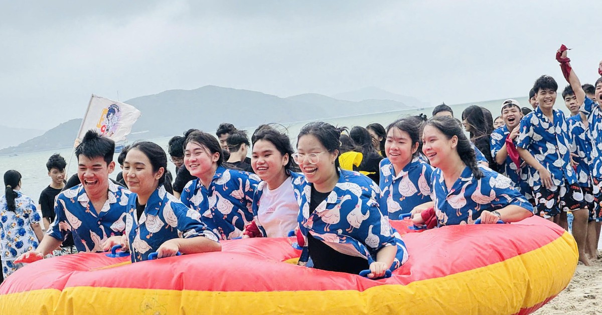 Tặng vali hay tour du lịch: Xu hướng khen thưởng mới trong giáo dục?