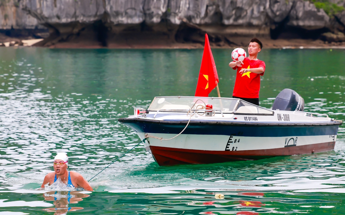 Kình ngư Ánh Viên lập kỷ lục vừa bơi vừa kéo canô