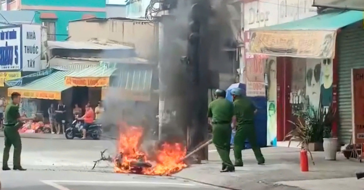 Xe máy điện cháy trơ khung ở Tân Phú, trụ đèn giao thông bị ảnh hưởng