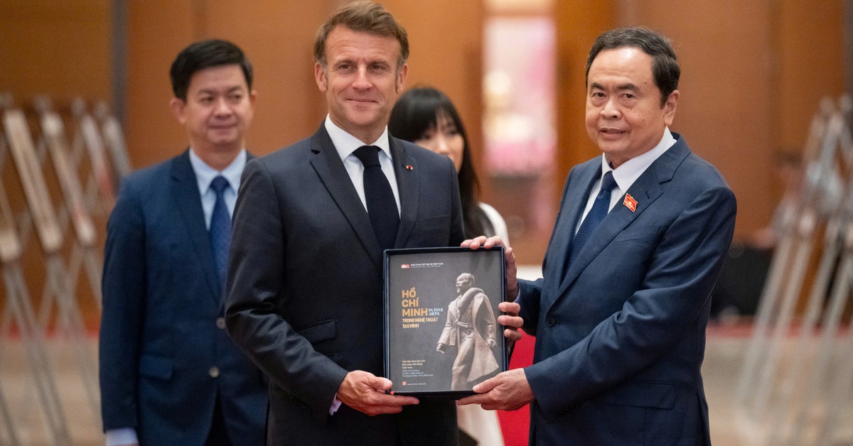 Chủ tịch Quốc hội và Tổng thống Pháp tham quan khu trưng bày khảo cổ dưới lòng Nhà Quốc hội