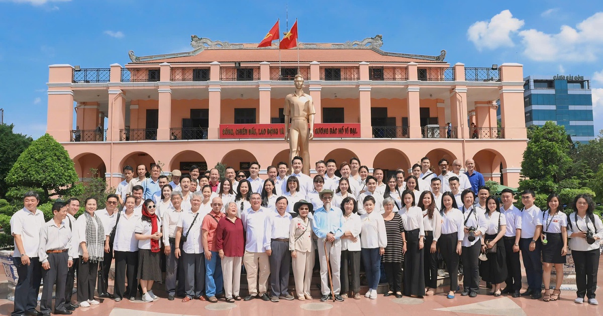 115 văn nghệ sĩ TP.HCM dâng hương tưởng nhớ Chủ tịch Hồ Chí Minh