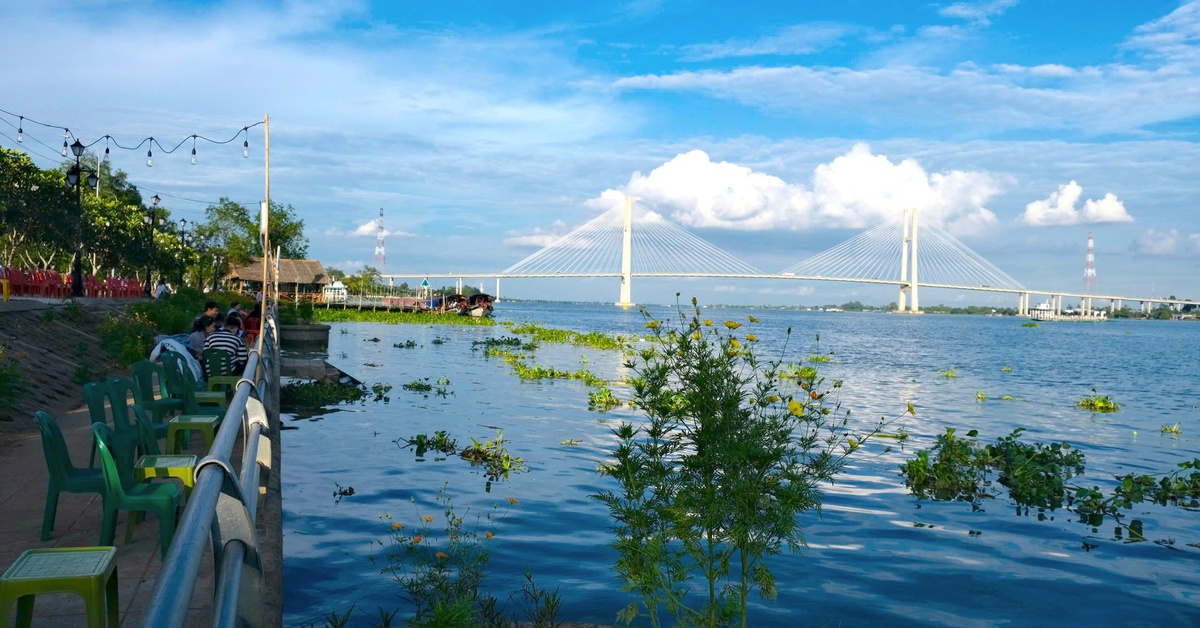 Ngồi trên bờ kè trăm tỉ ngắm trọn hoàng hôn sông Tiền
