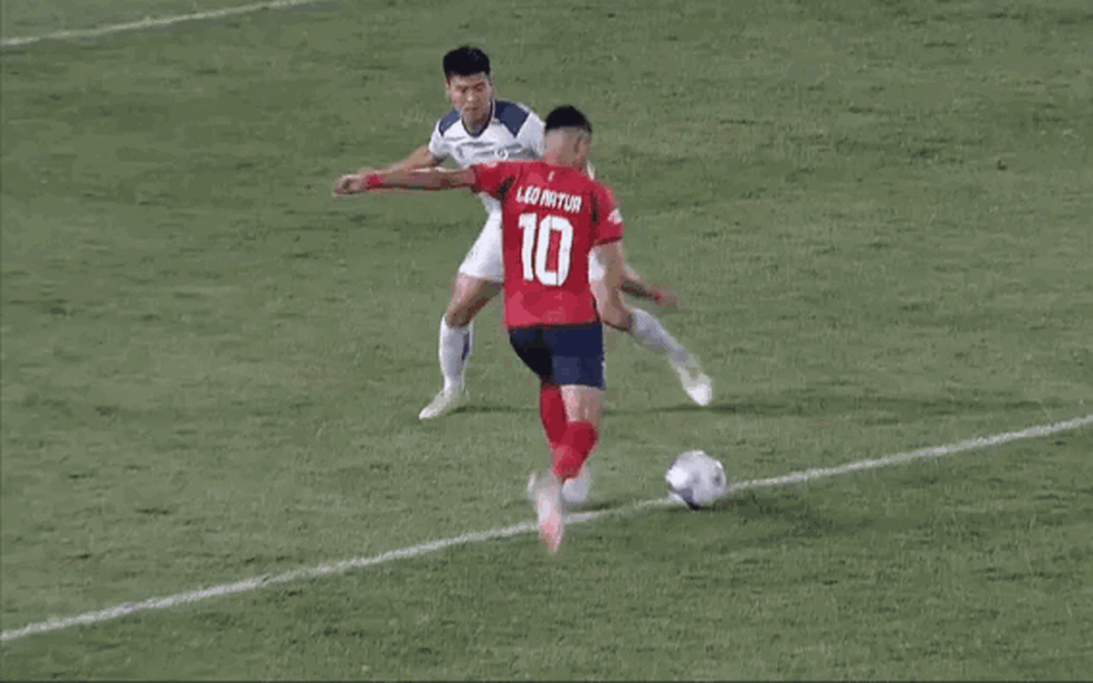 Video Quan Văn Chuẩn cứu thua xuất thần giúp CLB Hà Nội giữ sạch lưới