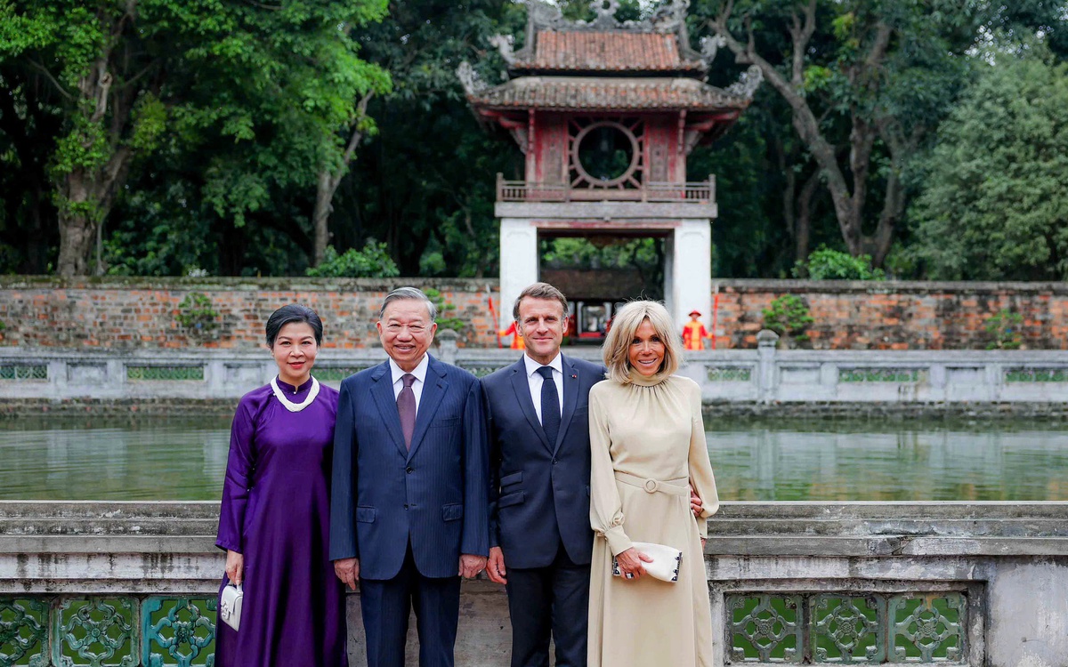 Tổng thống Pháp Macron đánh trống sấm khi thăm Văn Miếu - Quốc Tử Giám cùng Tổng Bí thư Tô Lâm