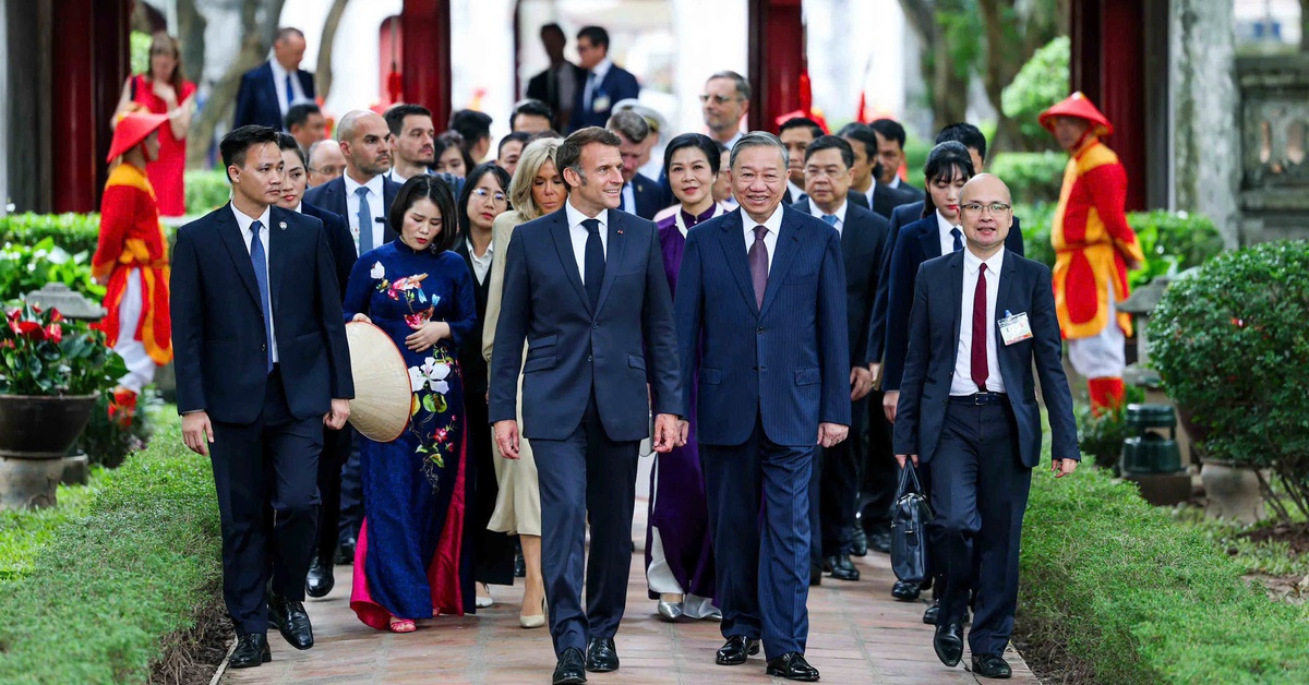 Tổng thống Pháp Macron đánh trống sấm khi thăm Văn Miếu - Quốc Tử Giám cùng Tổng Bí thư Tô Lâm