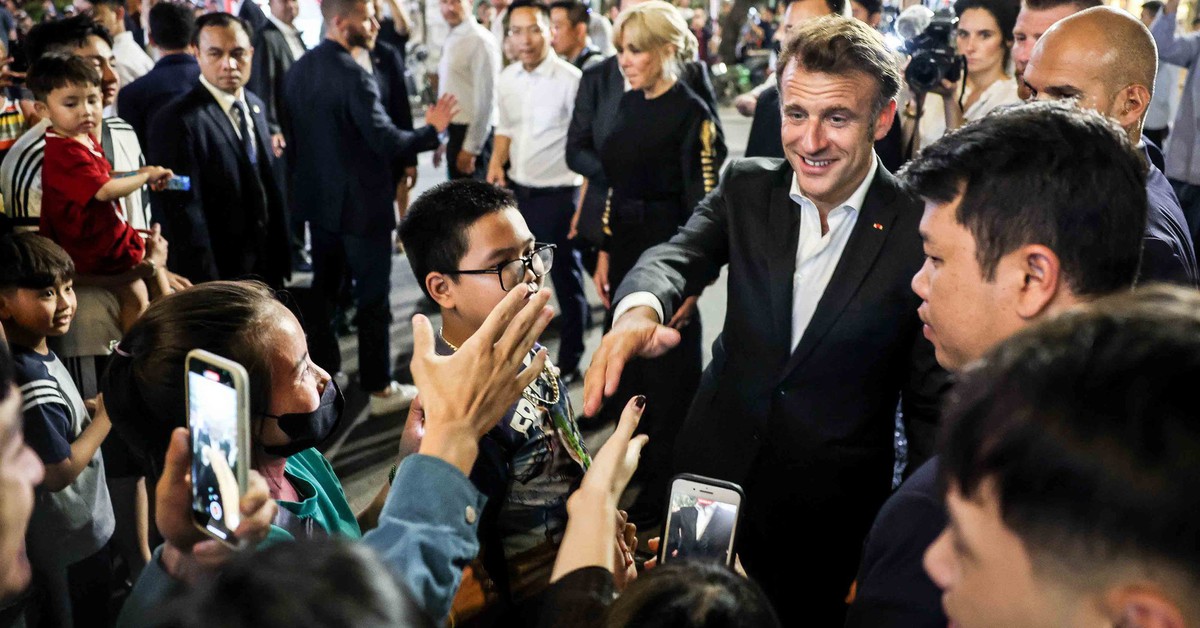 Tổng thống Pháp Macron và Phu nhân dạo bộ giữa Hà Nội, bắt tay thân mật với người dân