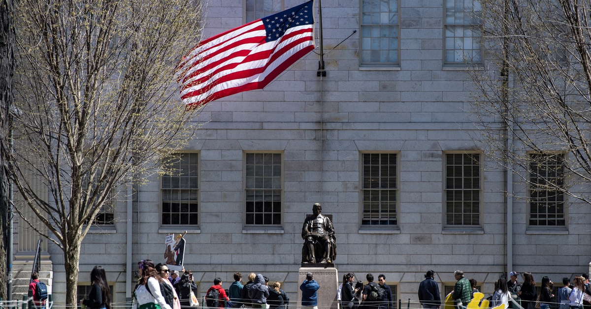 Thực hư tin đồn Harvard mở khóa học giúp nhận biết chế độ độc tài ở Mỹ