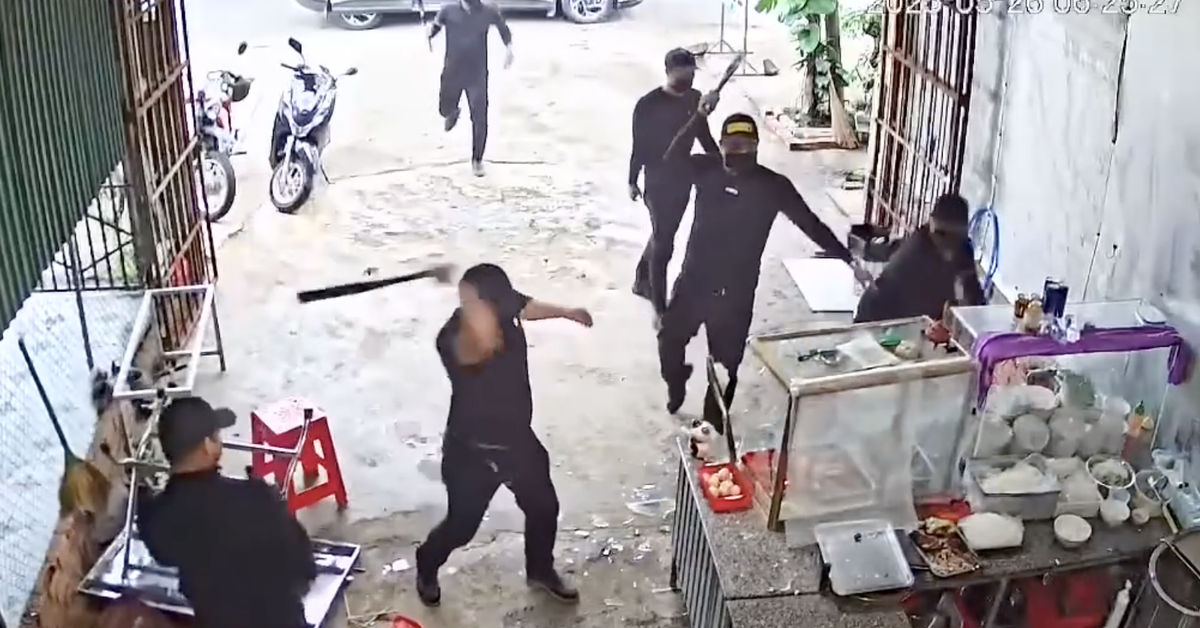 Vụ 7 người bịt mặt đập phá quán phở: 'Tấn công' nhà 2 người thân con nợ để gây áp lực
