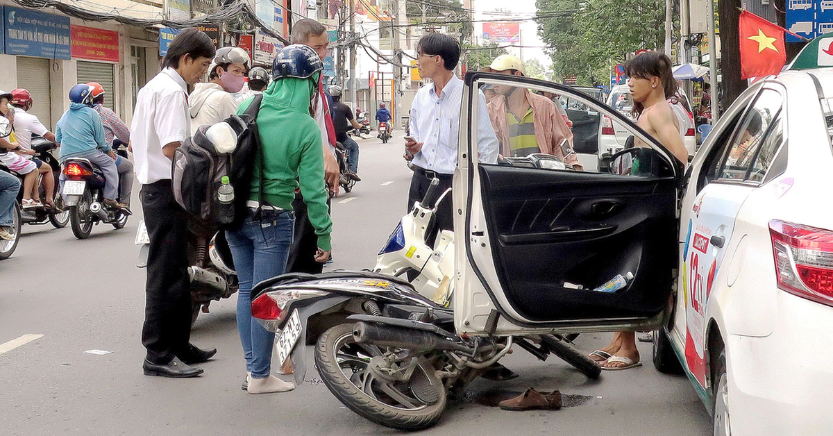 Hiểm họa từ việc mở cửa xe ô tô không bảo đảm an toàn