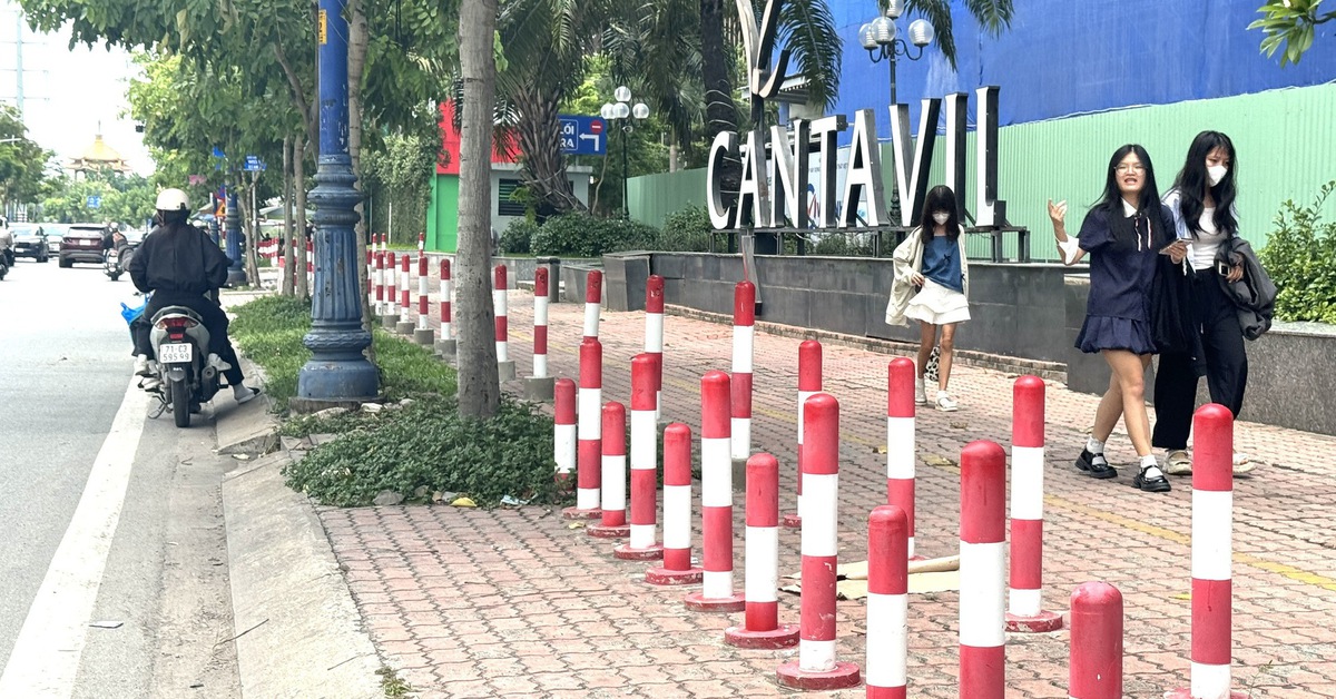 Cantavil An Phú chưa tháo dỡ rào chắn vỉa hè, người đi bộ vẫn khó đi lại