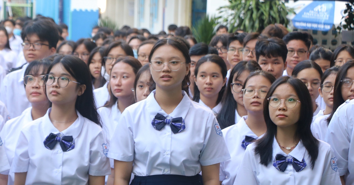 Viết tiếp câu chuyện hòa bình vào đề thi thử tốt nghiệp THPT