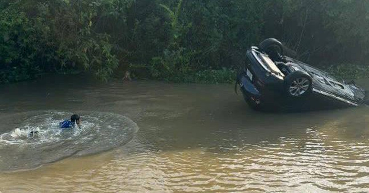 Ô tô lao xuống sông, ông ngoại và cháu 30 tháng tuổi may mắn thoát chết