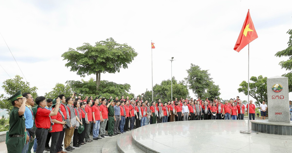 Thiêng liêng lễ chào cờ tại cửa khẩu Bờ Y