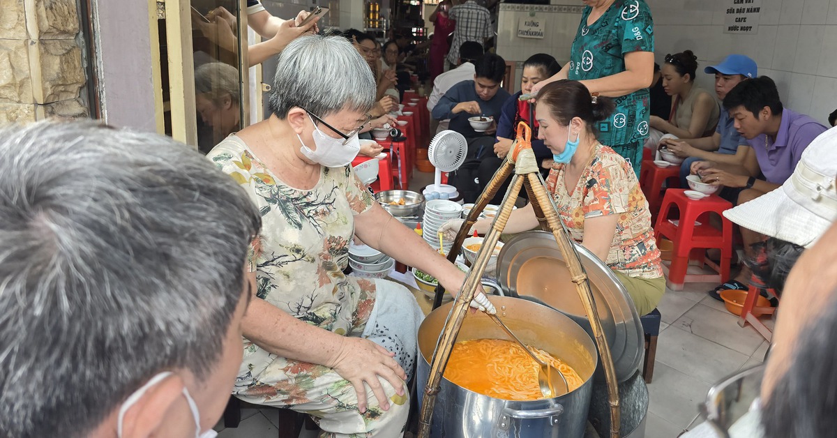Bánh canh giò heo 'một giờ' sắp ngừng bán, thực khách vây kín quán