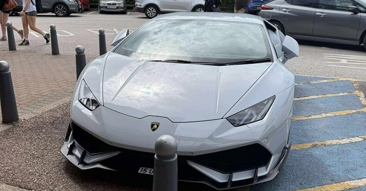 Tài xế Lamborghini bị ném đá vì đỗ xe ở chỗ cho người khuyết tật, biết sự thật dân mạng quay xe gấp