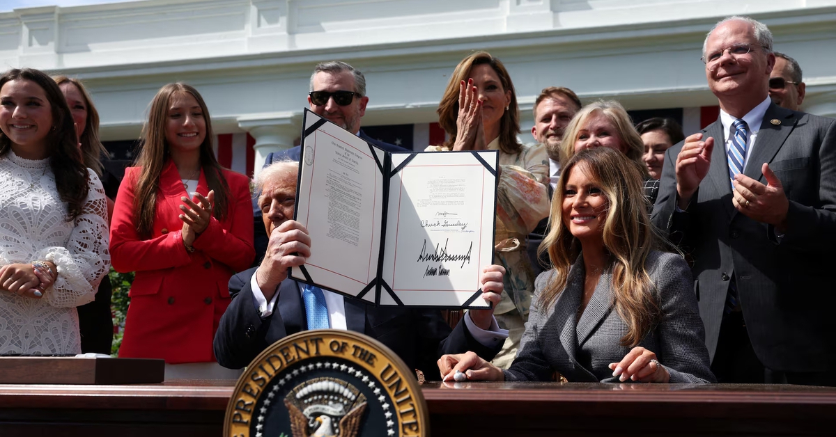 Bà Melania Trump bị hiểu lầm 'lấn quyền' chồng khi ký văn kiện tại Nhà Trắng