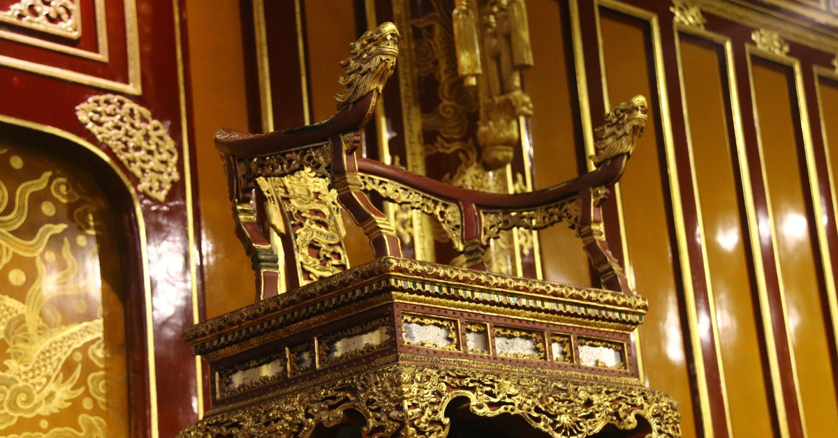 Huế đề xuất lập hội đồng khoa học để tìm cách sửa ngai vàng bị bẻ gãy