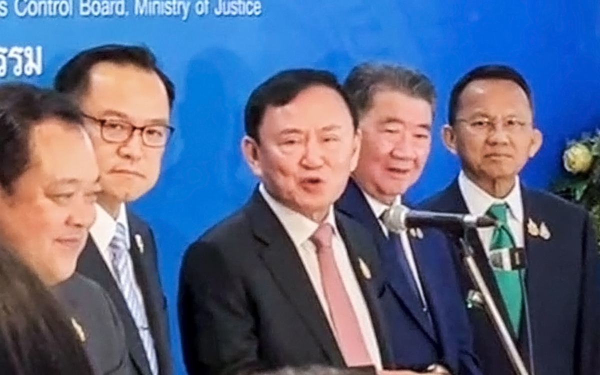 Ông Thaksin xuất hiện trước công chúng, dập tin đồn trốn khỏi Thái Lan