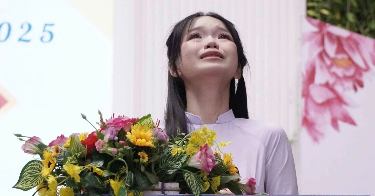 Nữ sinh gây xúc động ở lễ trưởng thành: Em không còn cô đơn nữa