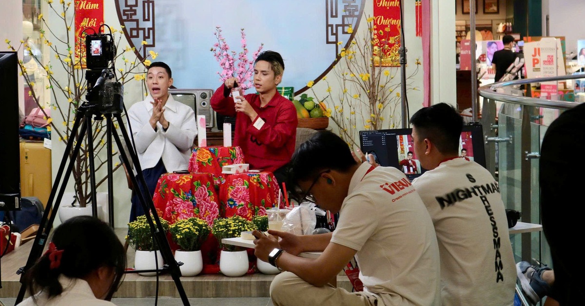 Không chỉ TP.HCM hay Hà Nội, chợ truyền thống cả nước đều cần kiểu bán hàng qua livestream