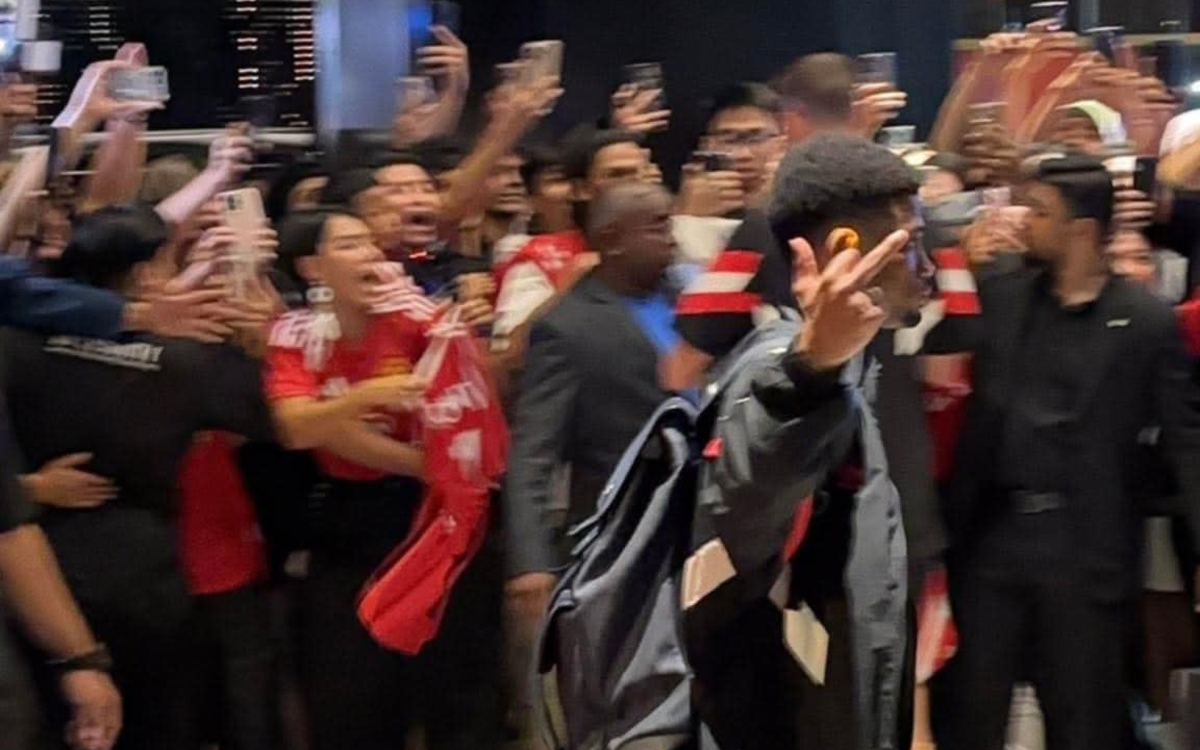 Ngôi sao Man United gây phẫn nộ khi đưa 'ngón tay thối' với CĐV Malaysia
