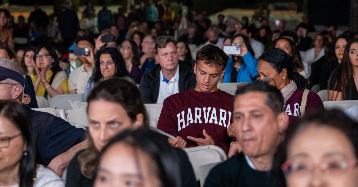 Sinh viên quốc tế tìm cách rời Harvard trước áp lực của ông Trump