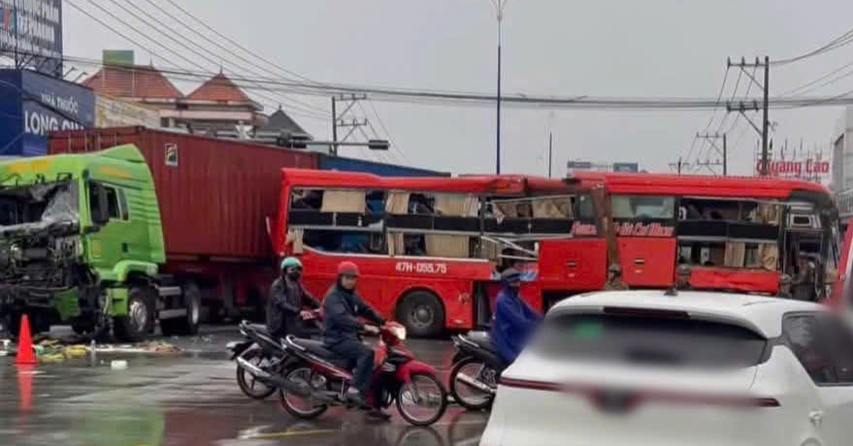 Xe khách giường nằm va chạm với xe container trên quốc lộ 13, 5 người bị thương