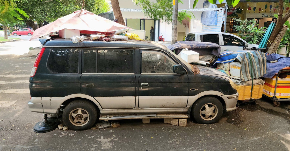 Xe hơi 7 chỗ đậu suốt 3 năm ở Tân Phú thành nơi bỏ rác, để đồ đạc