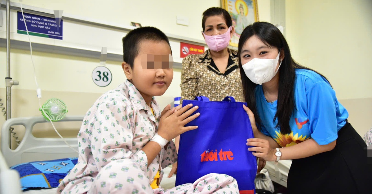 Nhận quà 'Ước mơ của Thúy', bệnh nhi ung thư vui mừng nói lời cảm ơn