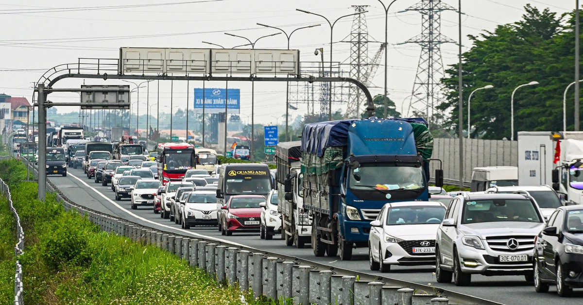 Dòng xe gần 7km ùn ùn vào Hà Nội dù chưa hết nghỉ lễ, đi từ giữa trưa cũng không thoát tắc đường