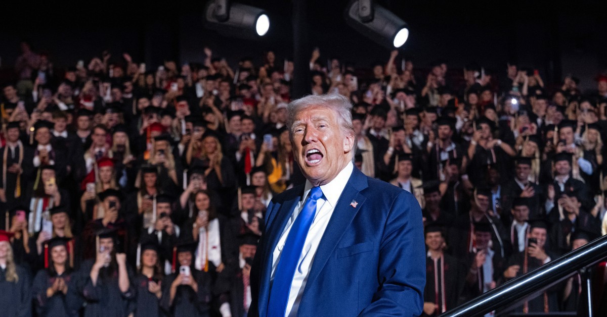 Kinh tế Mỹ chỉ đang trong 'giai đoạn chuyển tiếp', ông Trump trấn an