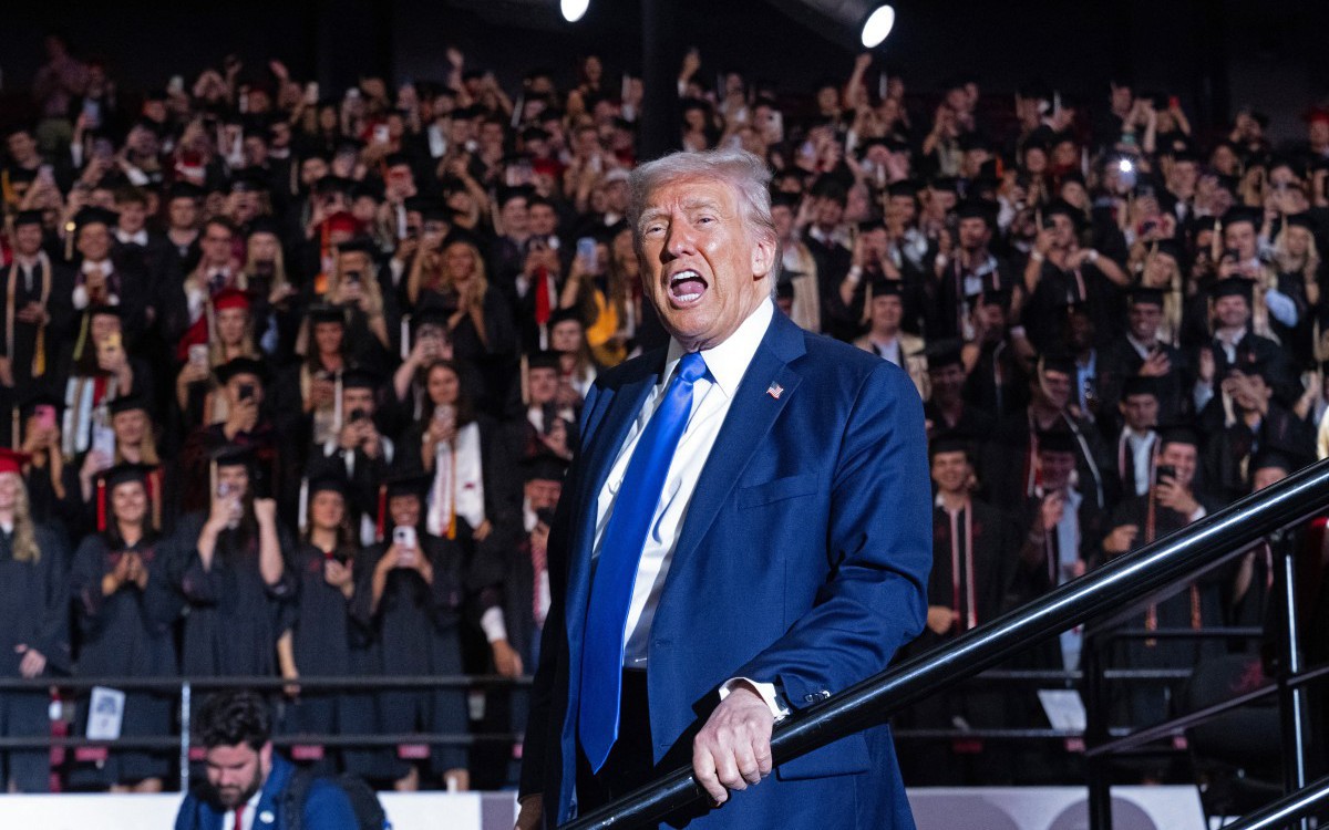 Kinh tế Mỹ chỉ đang trong 'giai đoạn chuyển tiếp', ông Trump trấn an